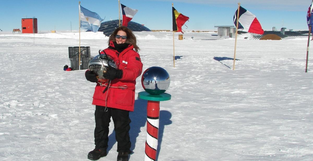 ד"ר הגר לנדסמן (פלס) בנקודת הקוטב הדרומי